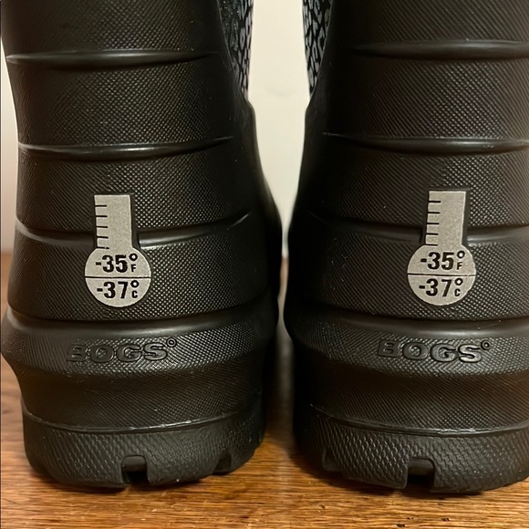 Bogs Black Neo Classic Rainbow Leopard Kid’s Winter Boots - Picture 6 of 6